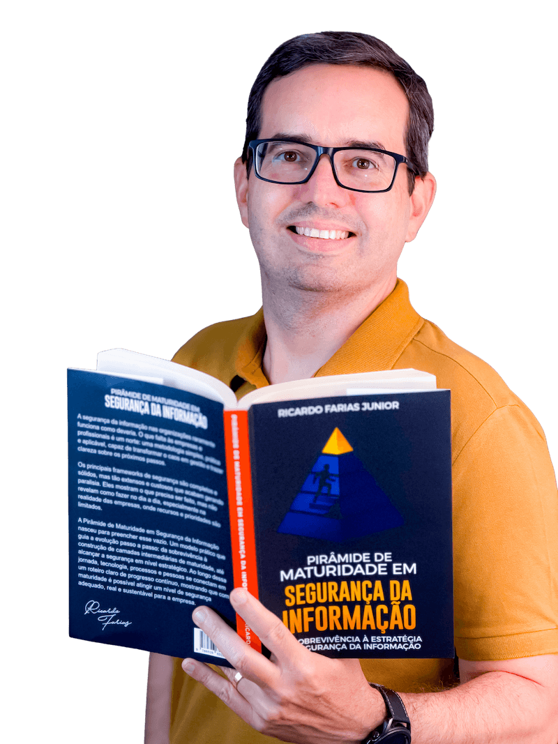 Ricardo Farias Junior segurando o livro Pirâmide de Maturidade em Segurança da Informação
